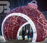 Самый большой елочный шар в Украине. Рекорд Кривой Рог. Новогоднее оформление города, светодиодная фигура, Светодиодный проходной елочный шар  » Кликните для увеличения ->