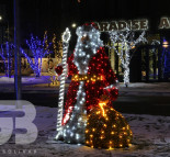 Светодиодные фигуры - дед мороз. Новогоднее оформление ЖК Парадайз Авеню. Новогоднее украшение деревьев возле офиса продаж, новогоднее оформление фасада  » Кликните для увеличения ->
