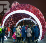 Самая большая елочная игрушка в Украине. Рекорд Кривой Рог. Новогоднее оформление города, светодиодная фигура, Светодиодный проходной елочный шар  » Кликните для увеличения ->