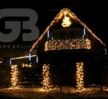 Новогоднее оформление фасада частного дома гирляндами и светодиодными фигурками  » Кликните для увеличения ->