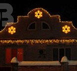 Новогоднее оформление фасада частного дома гирляндами и светодиодными фигурками. Киев  » Кликните для увеличения ->