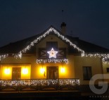 Новогоднее украшение частного дома. Оформление фасада светодиодной гирляндой Айс лайт и светодиодным изделием из дюралайта  » Кликните для увеличения ->