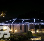 Новогоднее оформление загородного дома светодиодными гирляндами  » Кликните для увеличения ->
