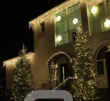 Новогоднее оформление фасада дома, оформление гирляндами и снежинками, оформление входной группы, оформление елей светодиодными гирляндами  » Кликните для увеличения ->