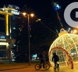Новогоднее оформление города Луцк, светодиодная конструкция - большой елочный шар  » Кликните для увеличения ->