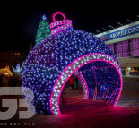 Большой елочный шар, Светодиодная елочная игрушка с проходом, светодиодная арка, инсталляция для города Черноморск  » Кликните для увеличения ->