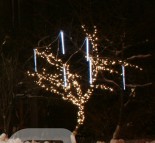 Новогоднее украшение дерева сосульками и светодиодной цепочкой String Lite. Салон Фиори  » Кликните для увеличения ->