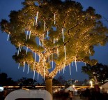 Новогоднее украшение дерева сосульками и светодиодной цепочкой String Lite  » Кликните для увеличения ->