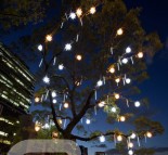 новогоднее украшение деревьев объемными фигурками и сосульками, световое оформление деревьев  » Кликните для увеличения ->