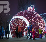 Новогоднее украшение города Кривой Рог. Большой светодиодный шар. Елочная игрушка арка  » Кликните для увеличения ->