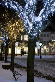 новогоднее оформление дерева гирляндами